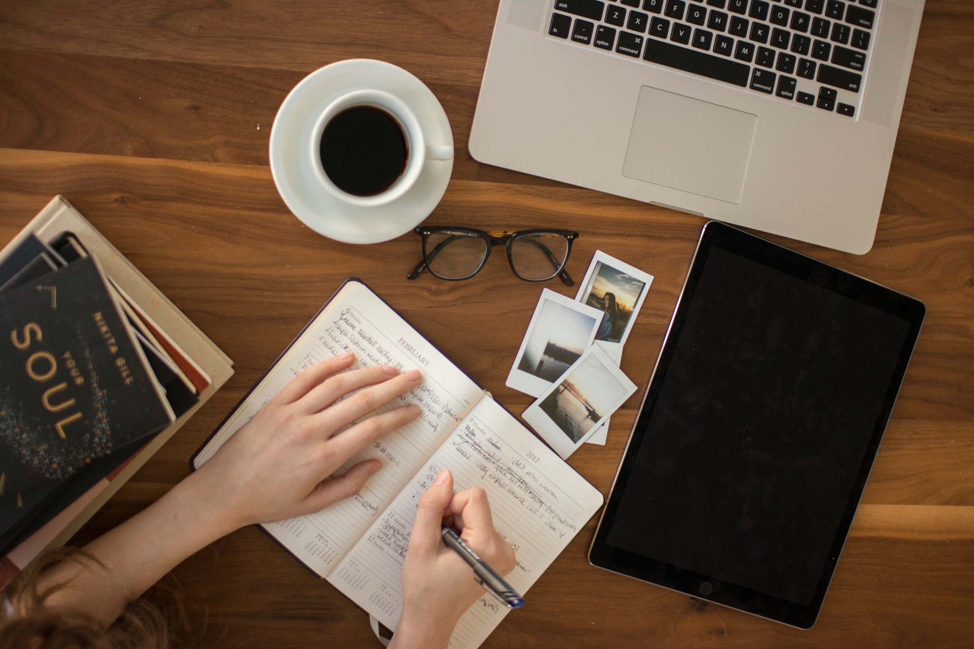 thought-catalog-505eectW54k-unsplash note taking